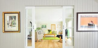 Les couleurs de peinture avec le parquet clair, foncé ou gris parquet