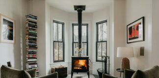 Solutions efficaces pour un système de chauffage durable en hiver a living room filled with furniture and a fire place